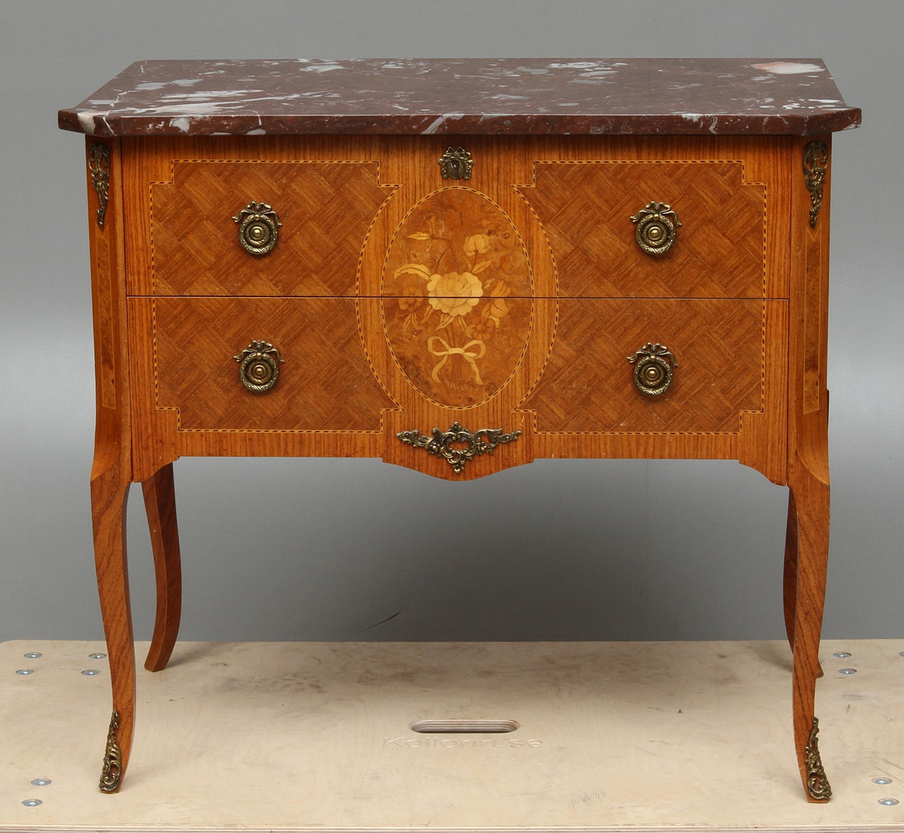 BYRÅ med stenskiva, 1900-tal.