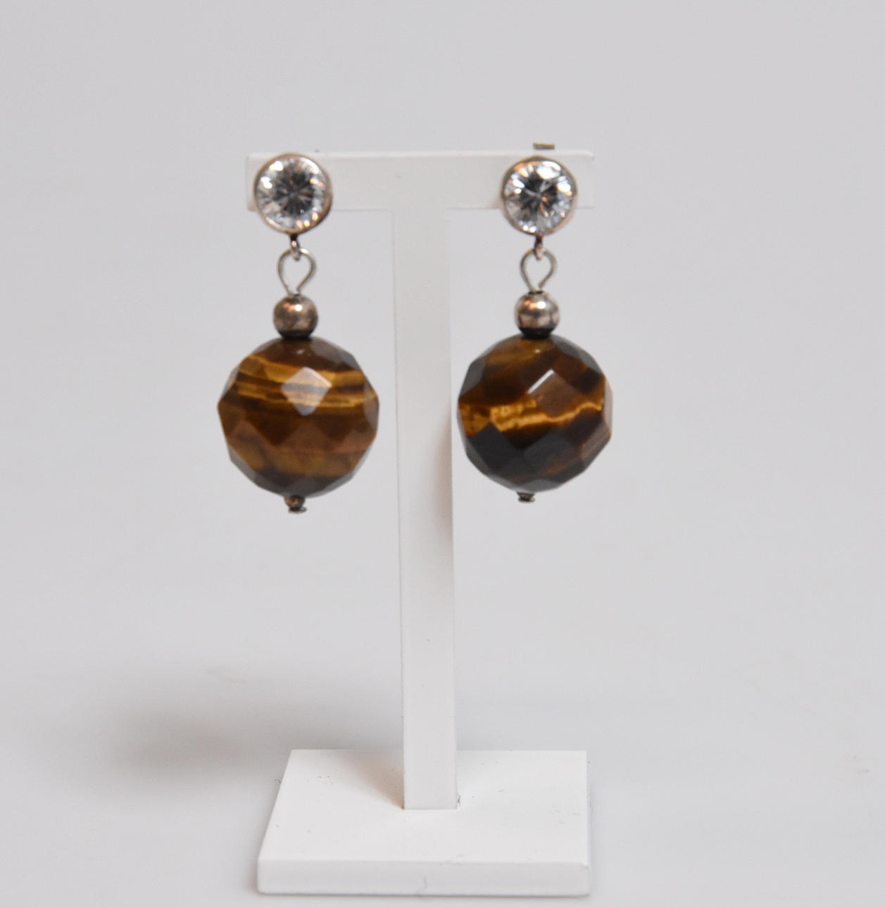 ÖRHÄNGE, silver facetterad tigeröga, cubic zirkonia.