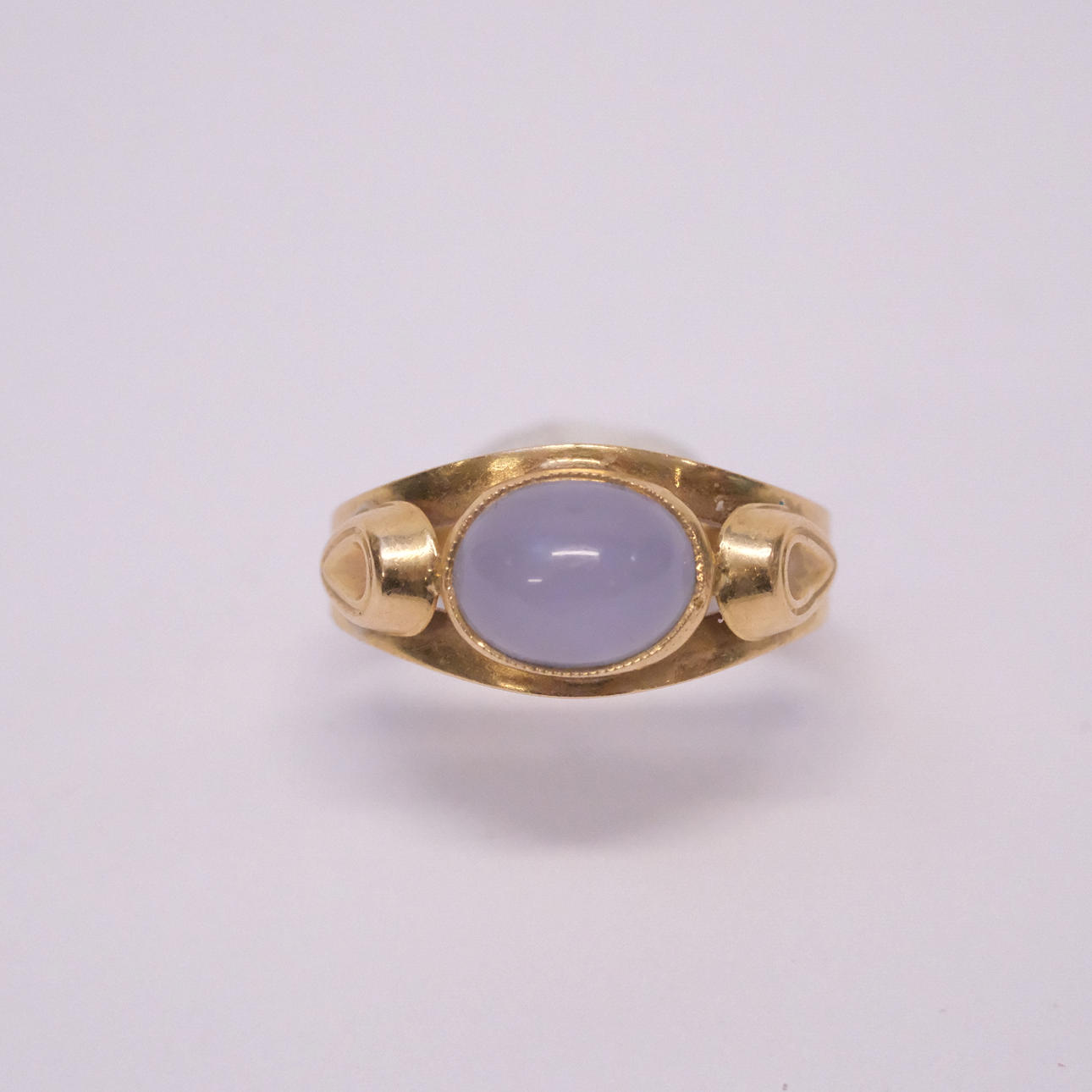 RING MED CABOCHONSLIPAD MÅNSTEN, 18K GULD.