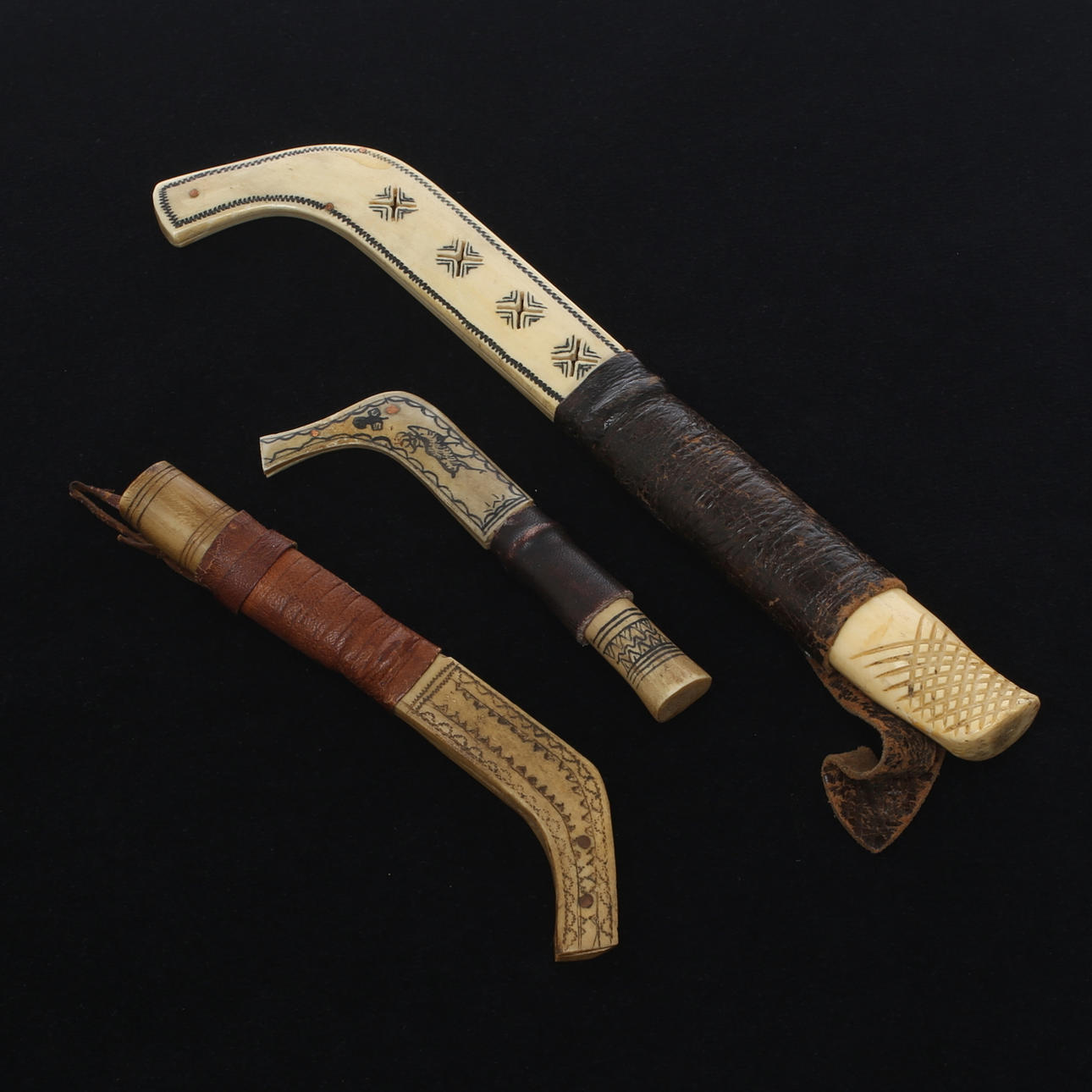 KNIVAR, 3 st, samearbeten, varav en daterad 1937.