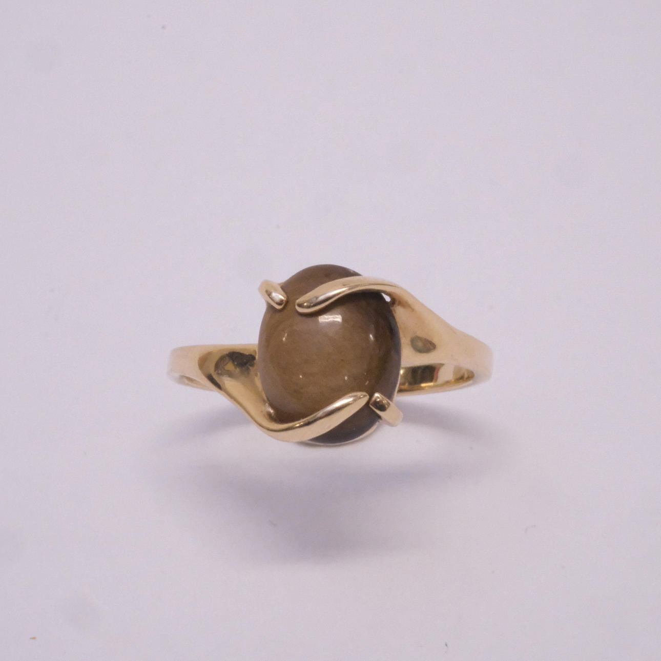RING MED CABOCHONSLIPAD TIGERÖGA, 14K GULD.