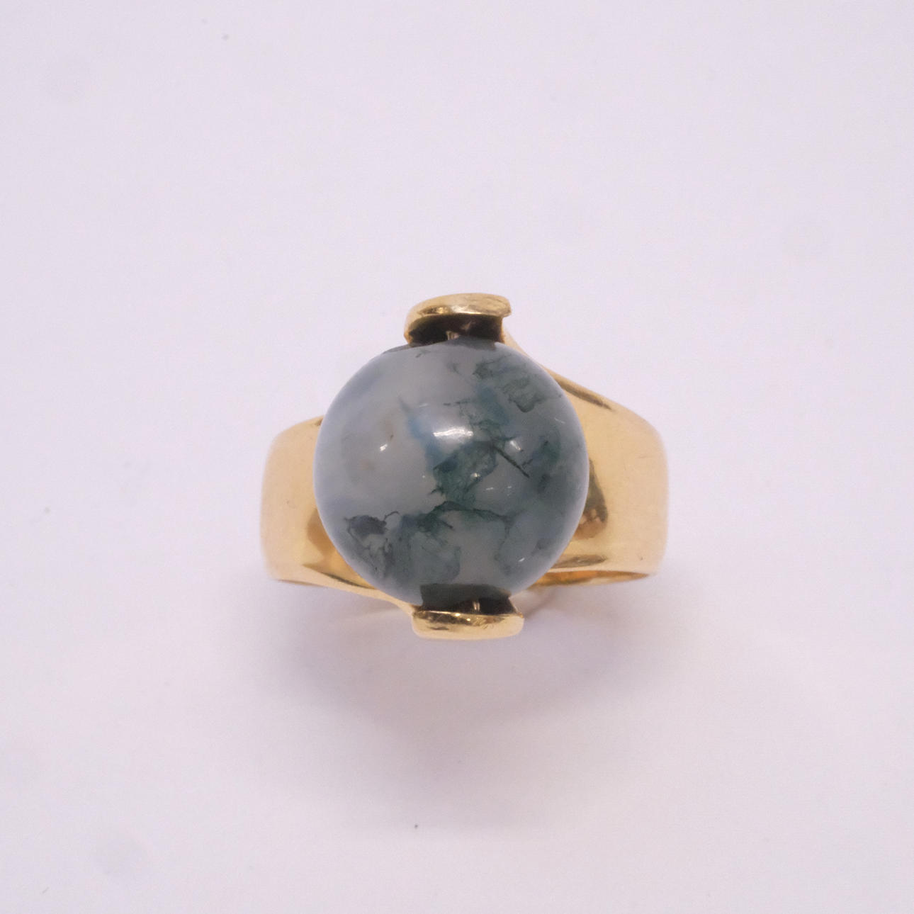 RING MED KULFORMAD STEN, 18K GULD.