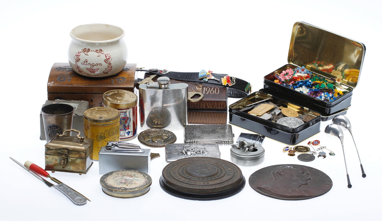 KURIOSA, bland annat bronser, etuier märken medaljer med mera.