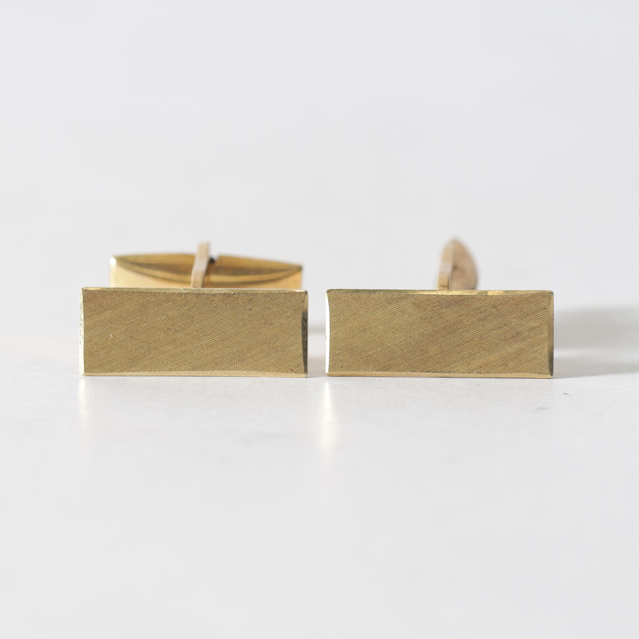 MANSCHETTKNAPPAR, 1 par, 18K guld. Totalvikt ca 9,3 gram.