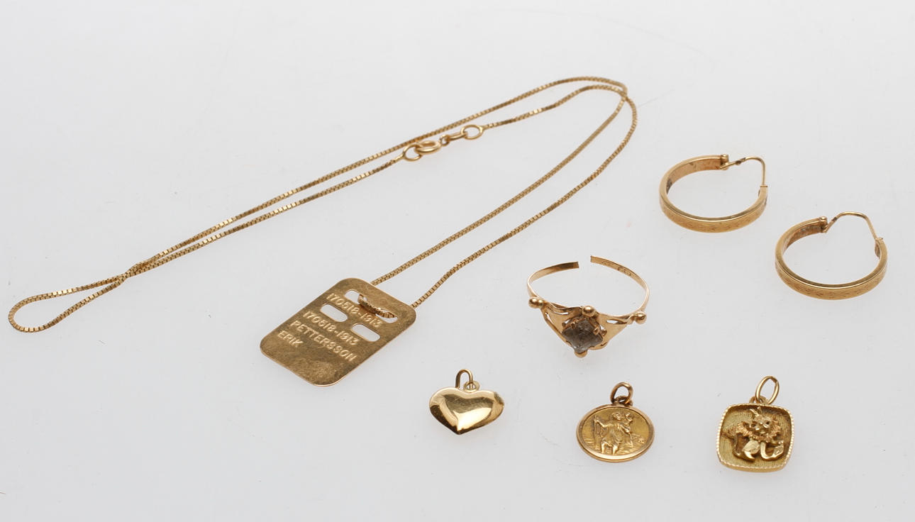 GULDSMYCKEN, 5 delar, 18k, vikt ca 11,3 gram.