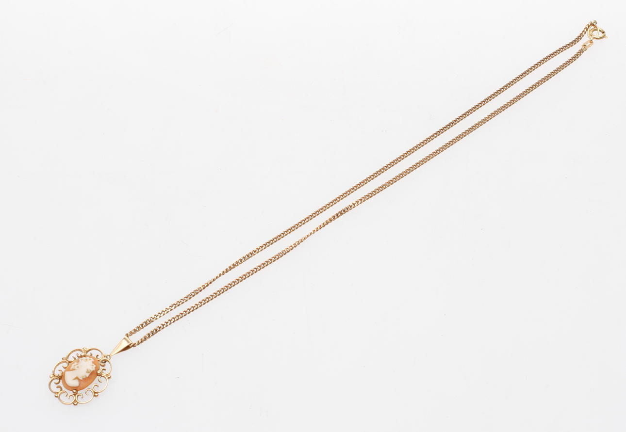 HALSBAND med CAMÉHÄNGE, 18k guld, vikt ca 9,9 gram.