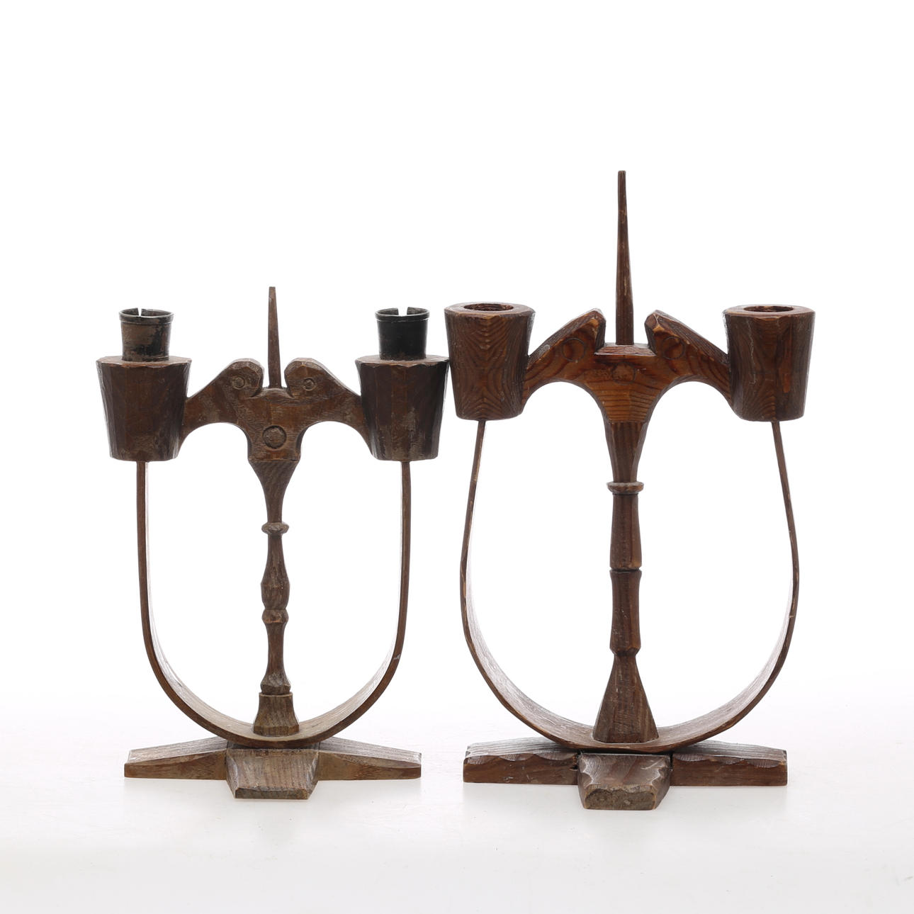 LJUSSTAKAR, 2 st, trä, varav en signerad Matts i Taserud, 1900-tal.