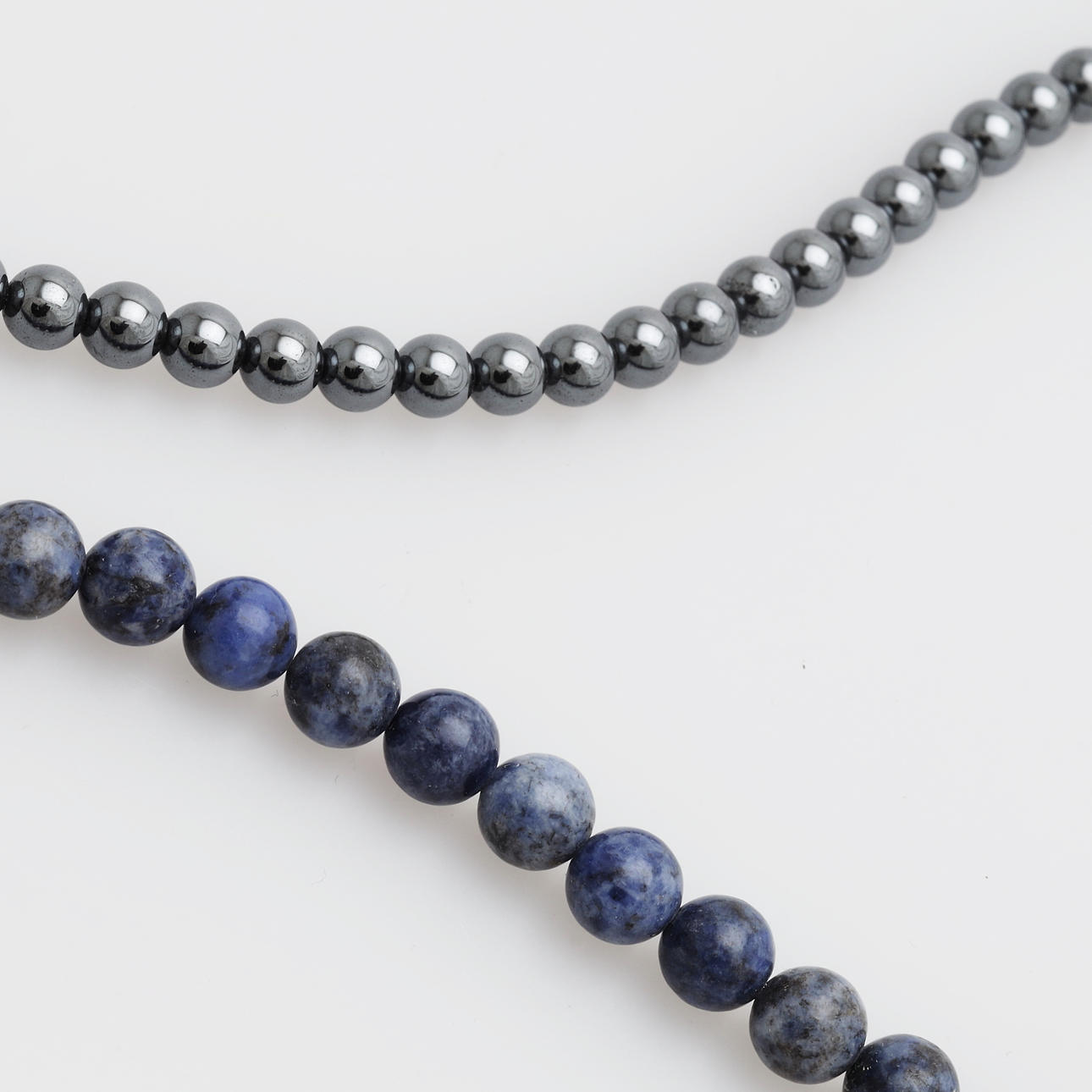 OLE LYNGGAARD. Halsband, 2 st, bla hematit.