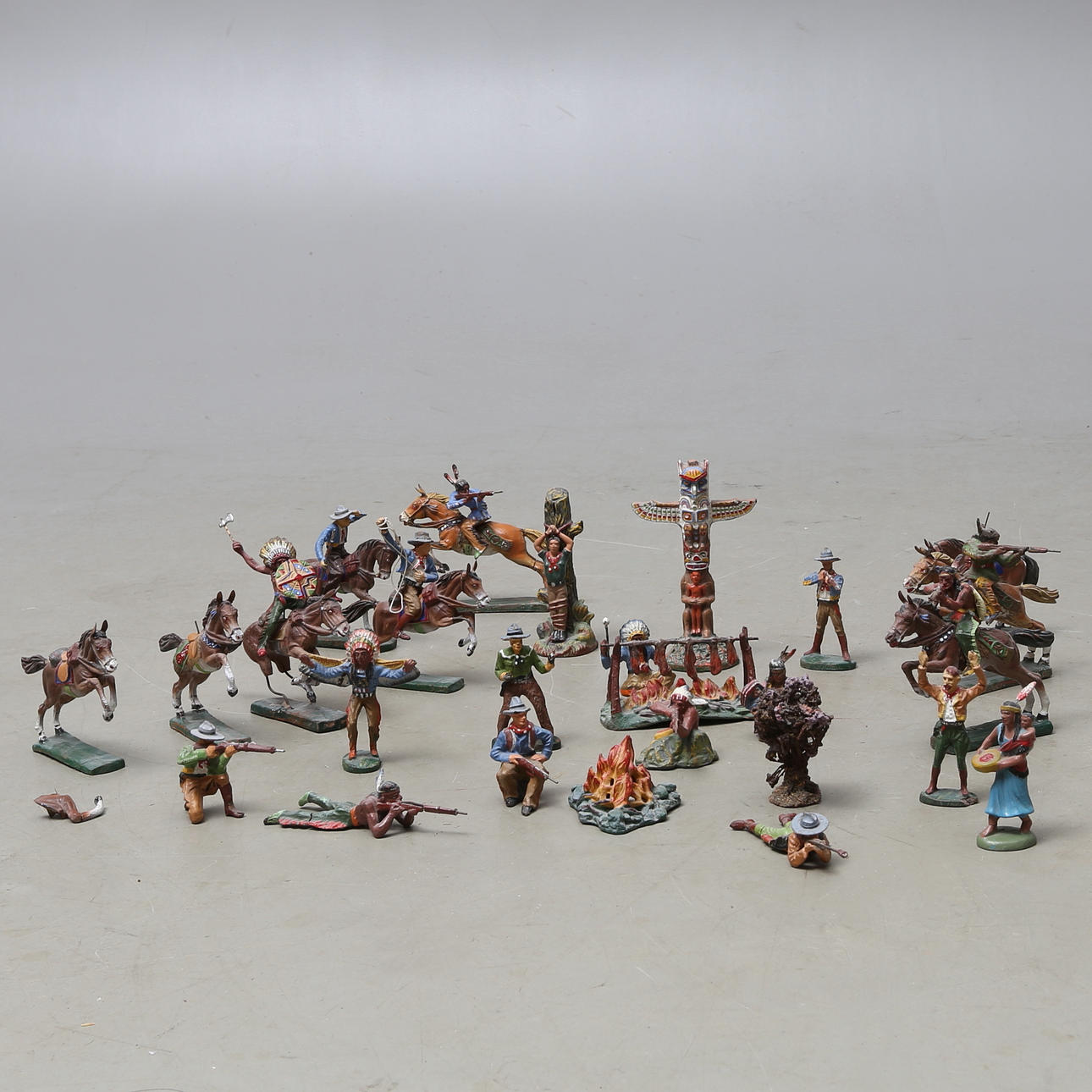 WESTERNFIGURER, 27 delar, kompositmassa, Elastolin och Leyla.