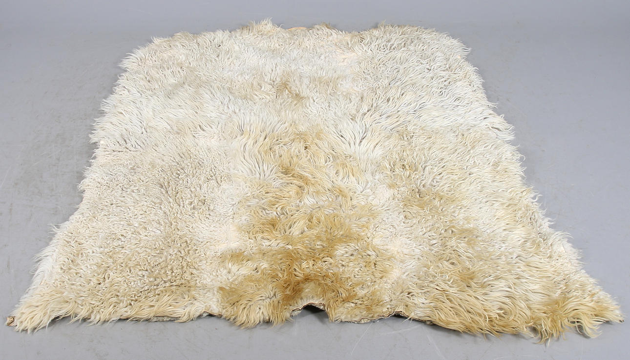 BRÖLLOPSTÄCKE, fårskinn samt handvävd ull, allmoge, Hälsingland, 1800/1900-tal.