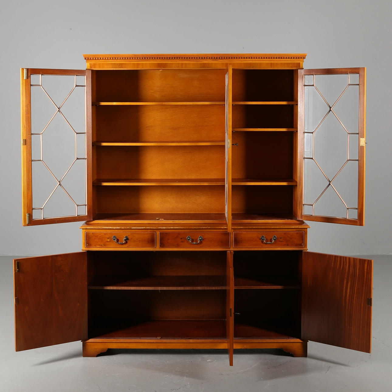 VITRINSKÅP, England, 1900-talets andra hälft.