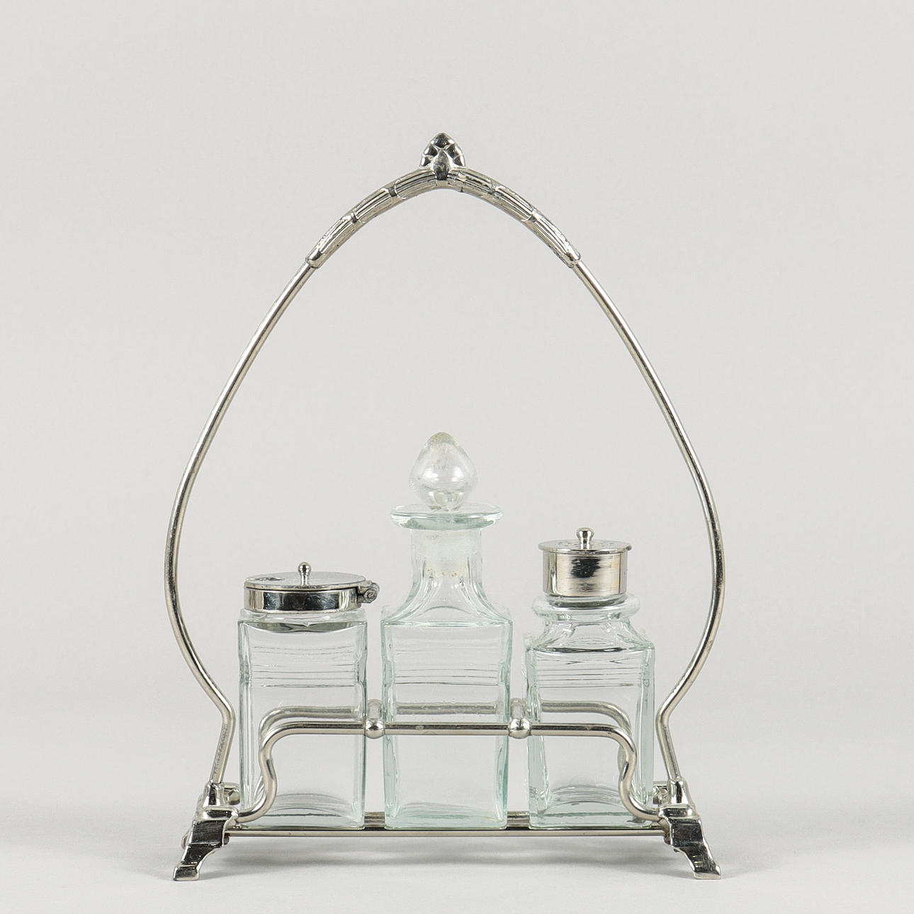 KRYDDSTÄLL vitmetall och glas, 1900-tal.
