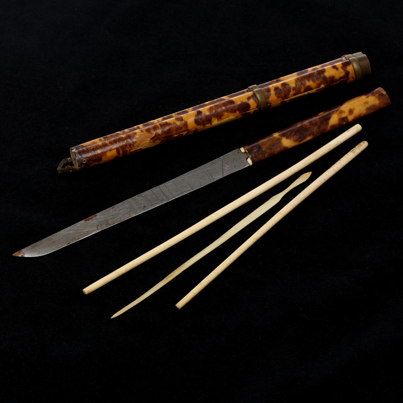 KNIV med ätpinnar samt tandpetare, möjligen Japan, 1800-tal.
