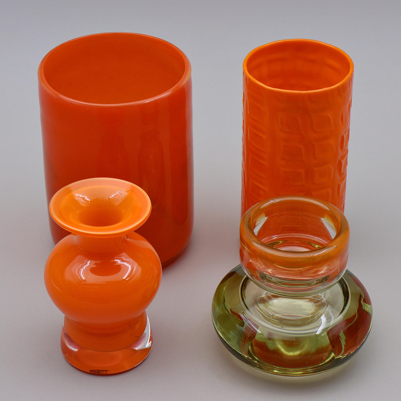 ORANGE GLAS, 4 DELAR, OSIGNERAT.