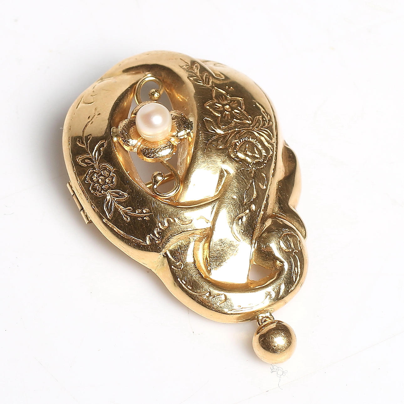 BROSCH, 18k guld, med pärla, Juvelfabriken, Stockholm. 1953. Vikt 4 gram.