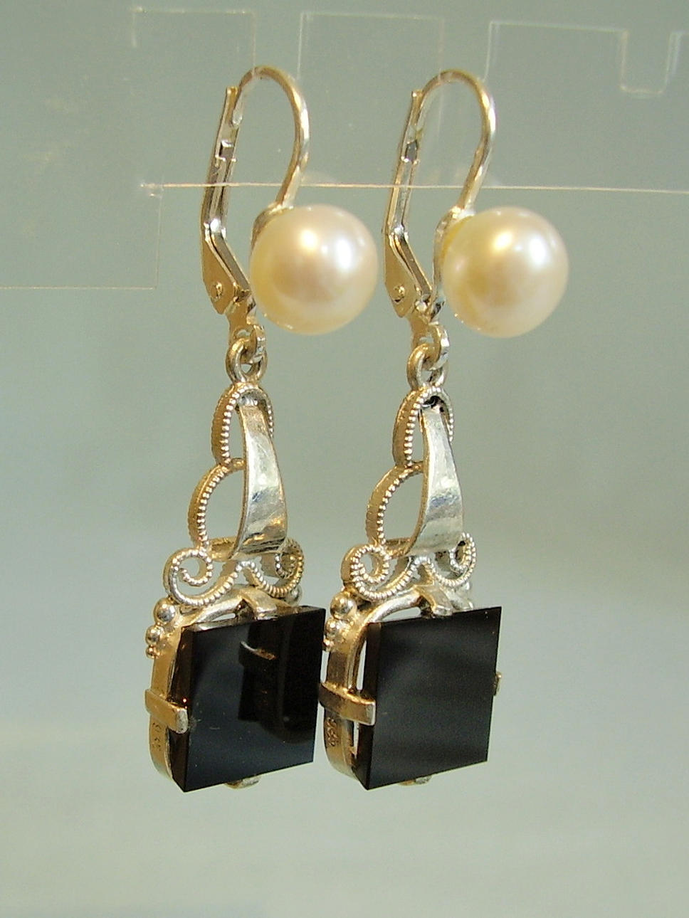 ÖRHÄNGEN MED ONYX+PÄRLA ART DECO.