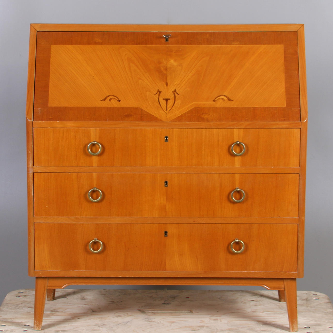 SNEDKLAFFSSEKRETÄR, björk samt intarsia, 1900-tal.