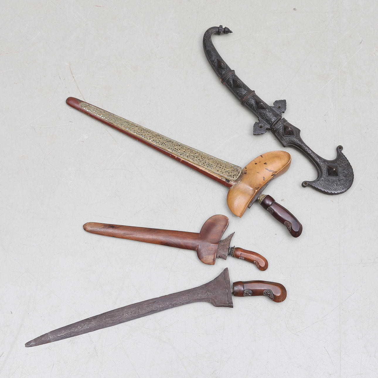 KNIVAR, 4 st, orientaliska, bl a krisar.