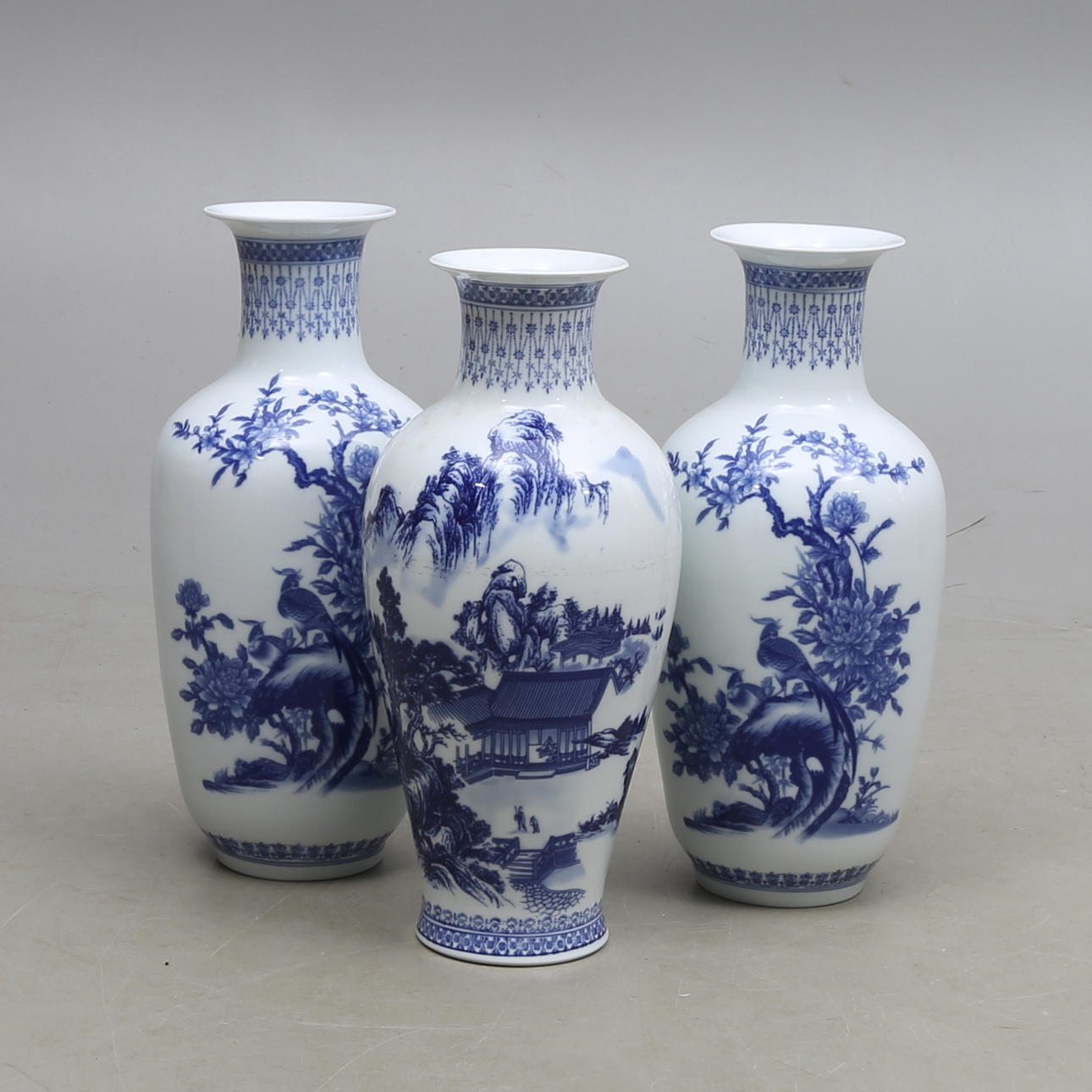 VASER, 3 st, porslin, Kina, 1900-talets andra hälft.