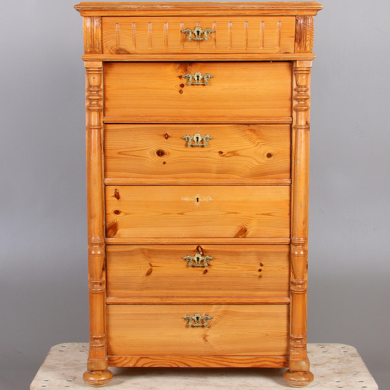 BYRÅ, furu, nyrenässans, omkring sekelskiftet 1900.