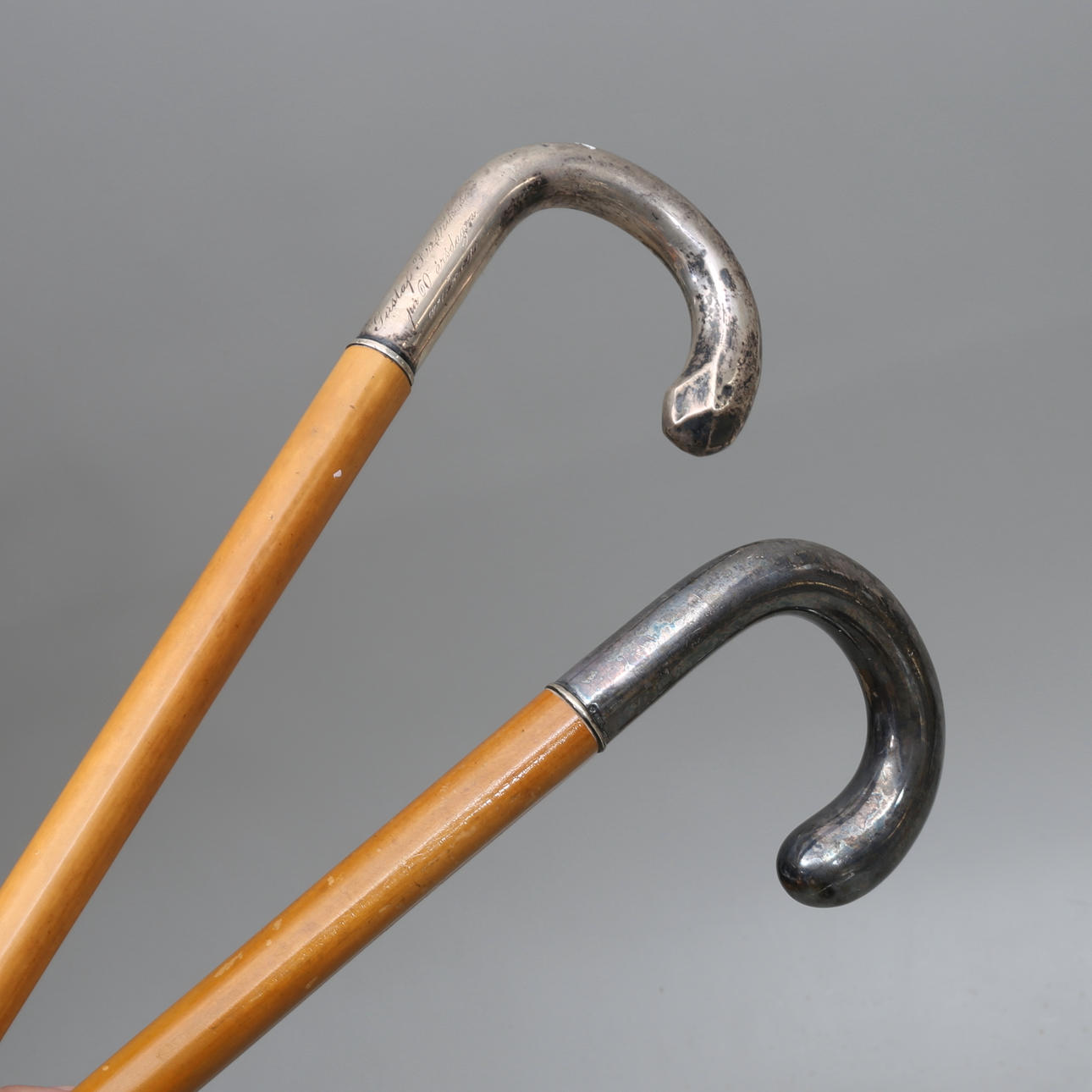 KÄPPAR, 2 st, kryckor i silver samt nysilver, 1900-talets första hälft.