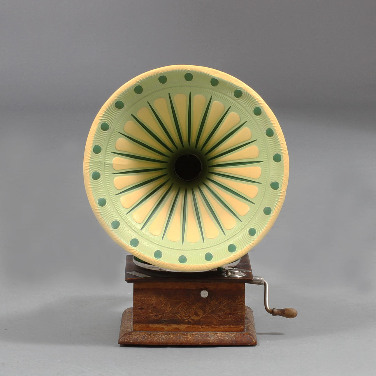 TRATTGRAMMOFON, tidigt 1900-tal. Luxophon. Tratt av plåt.