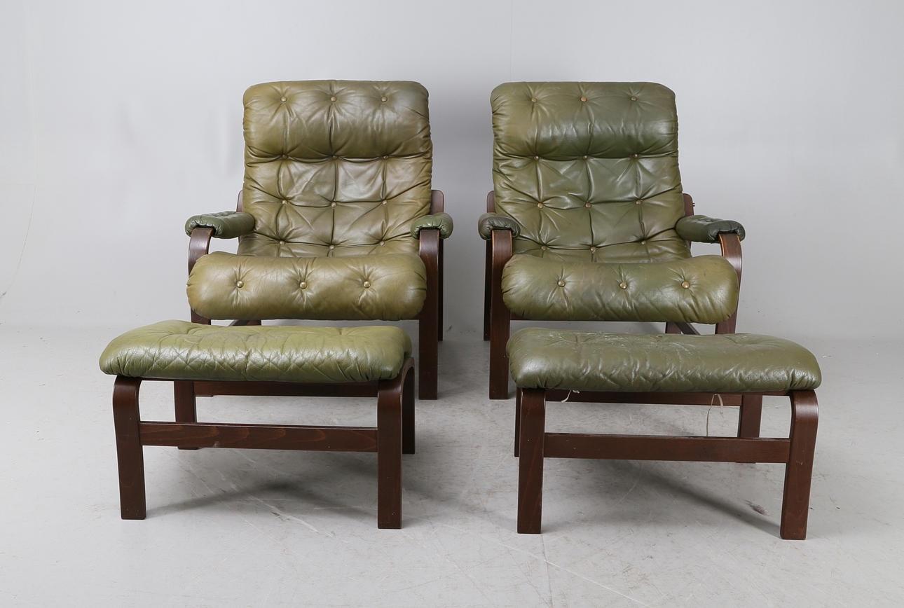 FÅTÖLJER 1 par, samt tillhörande pallar, skinn och trä, 1970-tal.