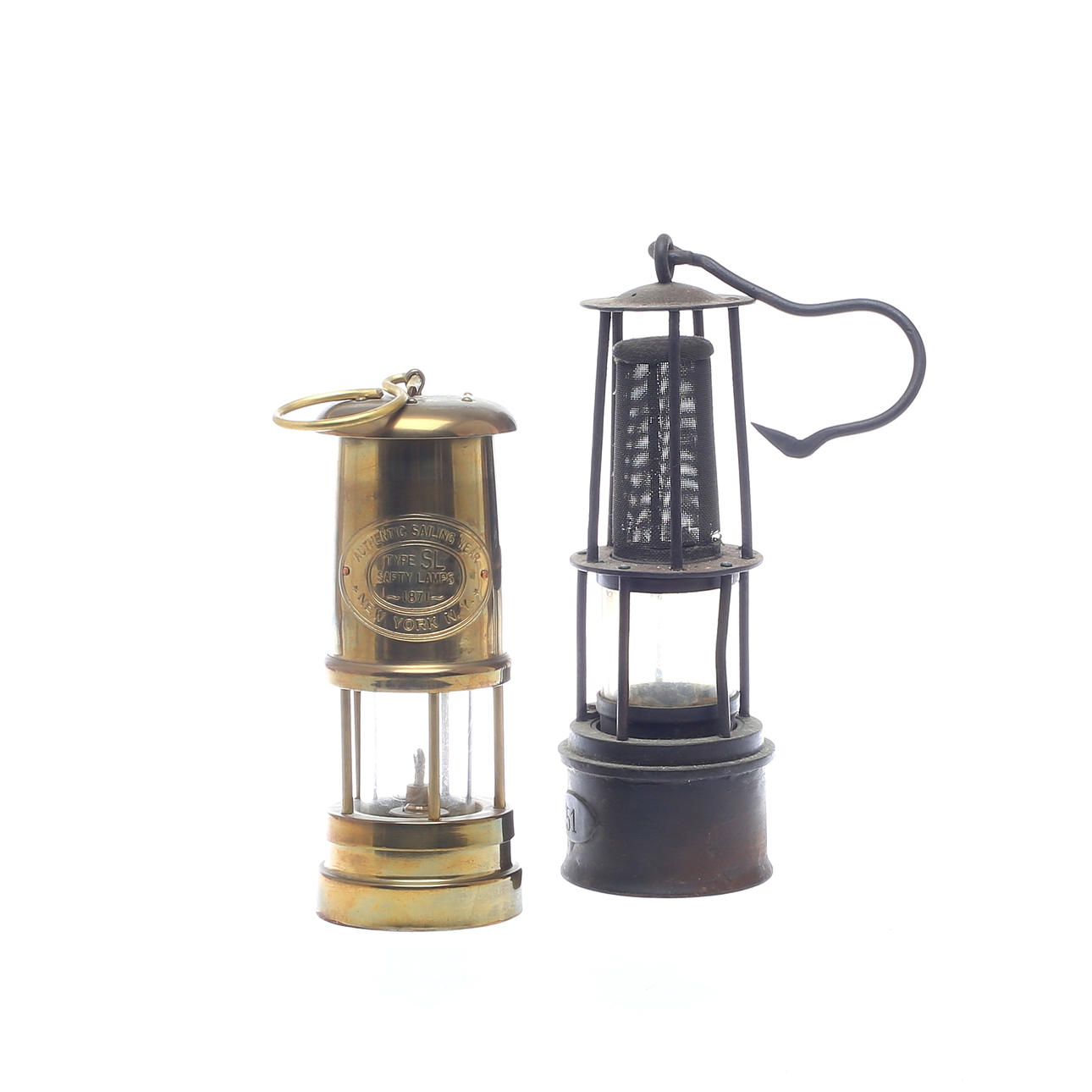 LYKTOR, 2 st, en med märkt glas "Schott & Gen, Jena".