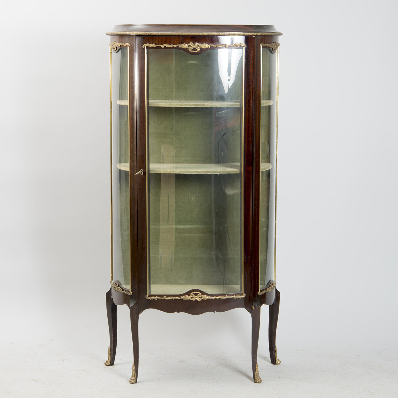 VITRINSKÅP, mahogny med bronser, rokokostil.
