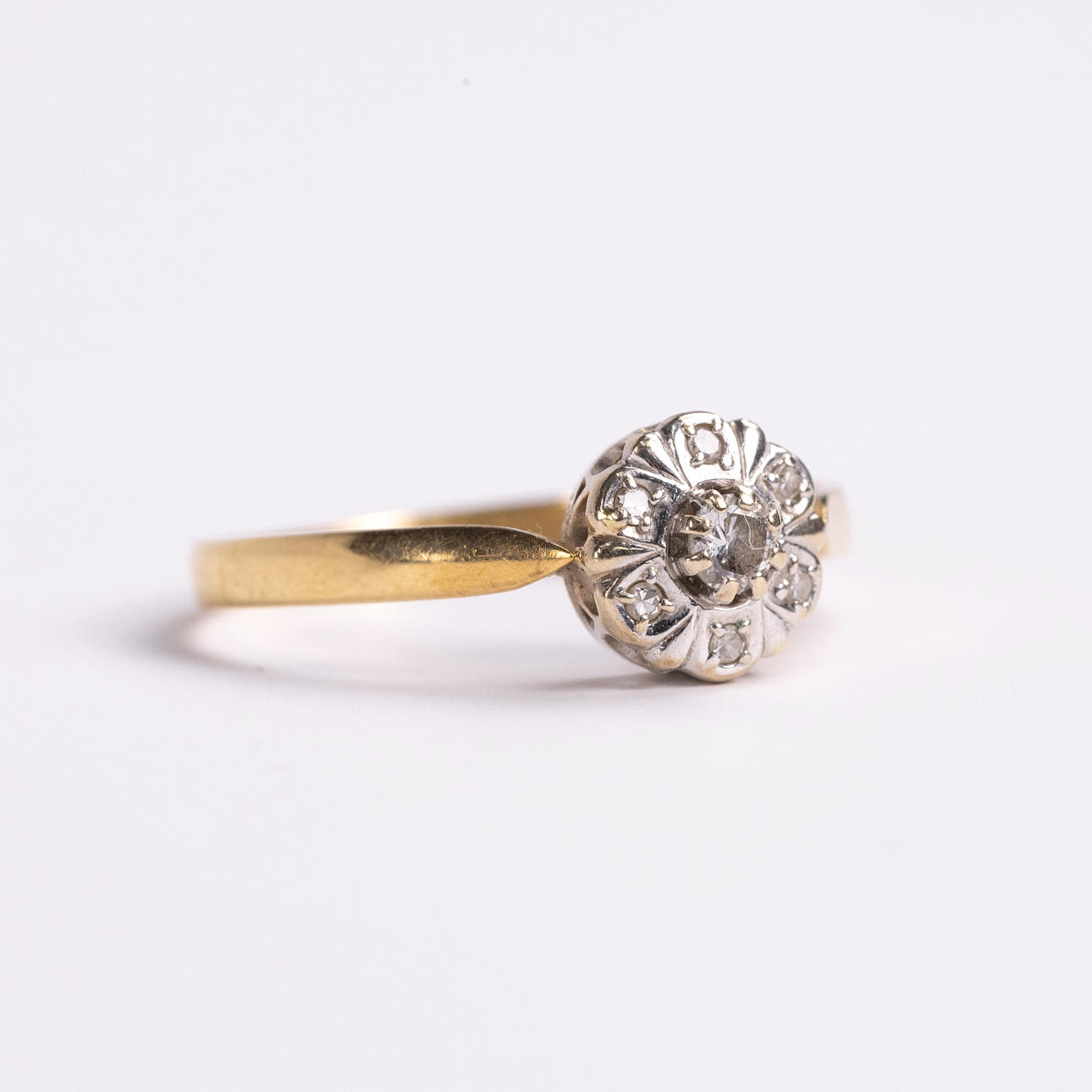RING. 18k guld, 8 st diamanter.