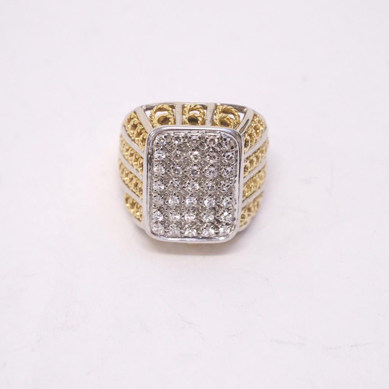 KLACKRING MED DIAMANTER.