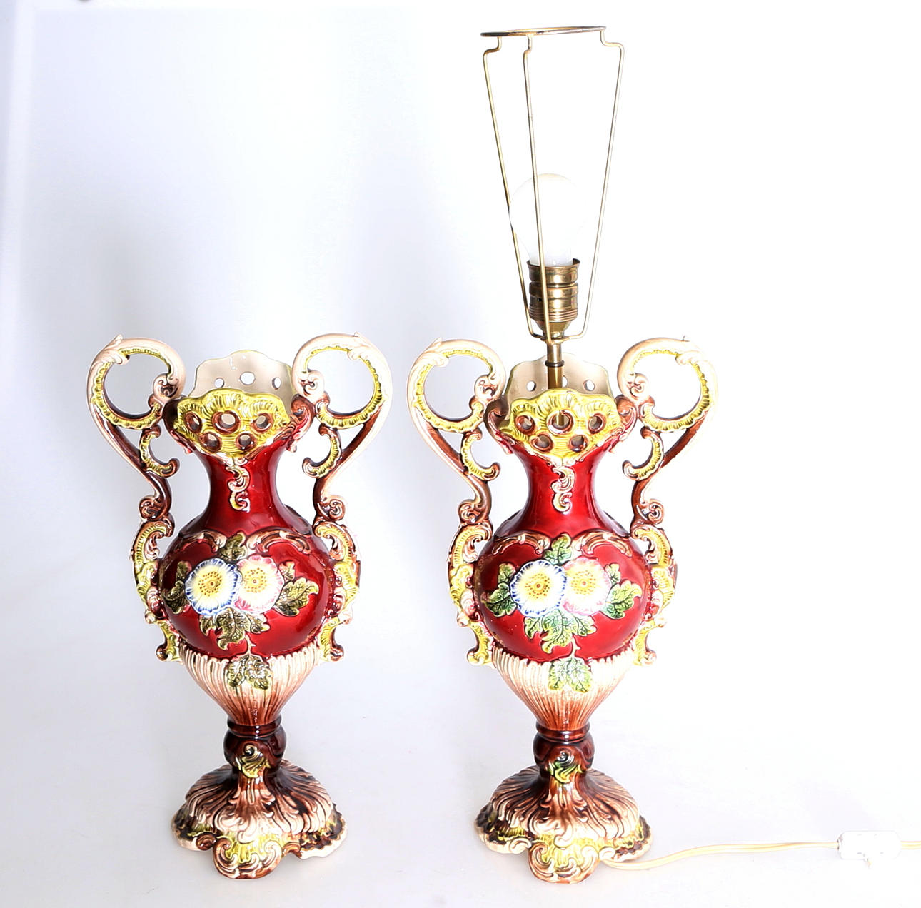 BORDSLAMPA samt URNA, majolika, 18/1900-tal.