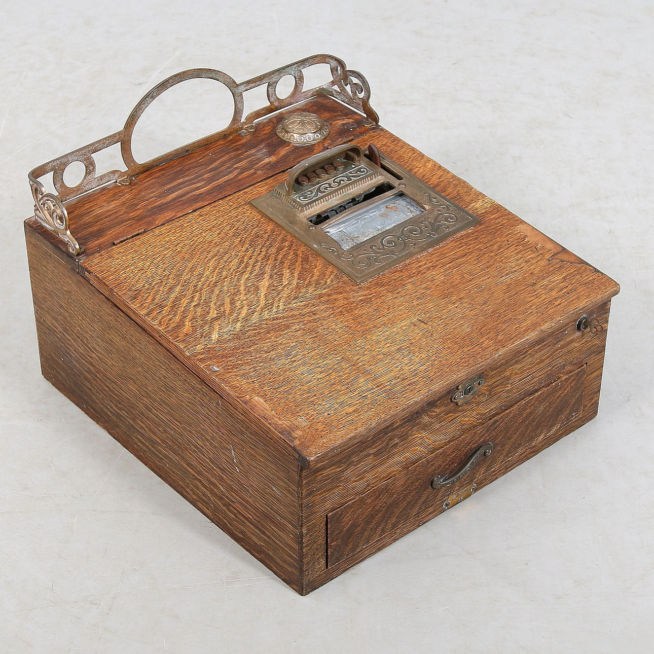 KASSAPPARAT / SKRIVPULPET, ekfaner och metall, "Cash register, National, U.S.A. omkring sekelskiftet 18/1900.