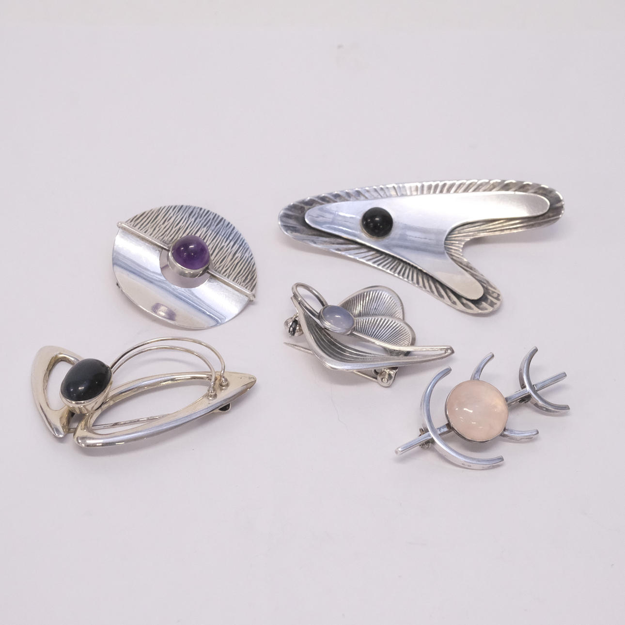 BROSCHER, FEM STYCKEN, SILVER OCH STENAR.