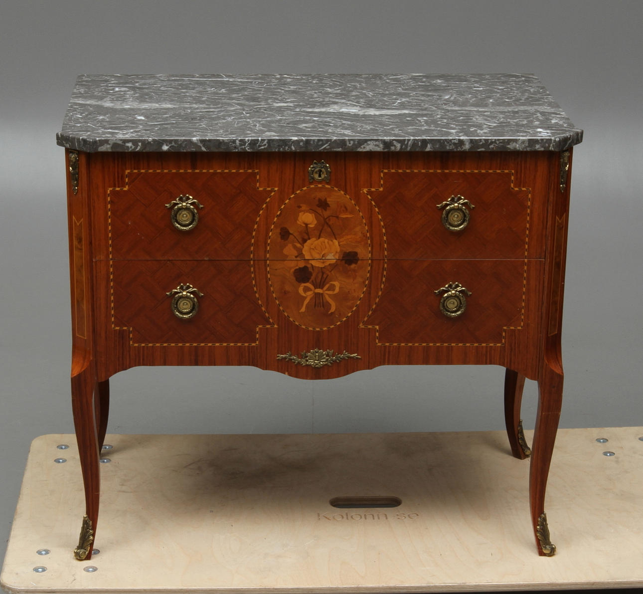 BYRÅ med stenskiva, 1900-tal.