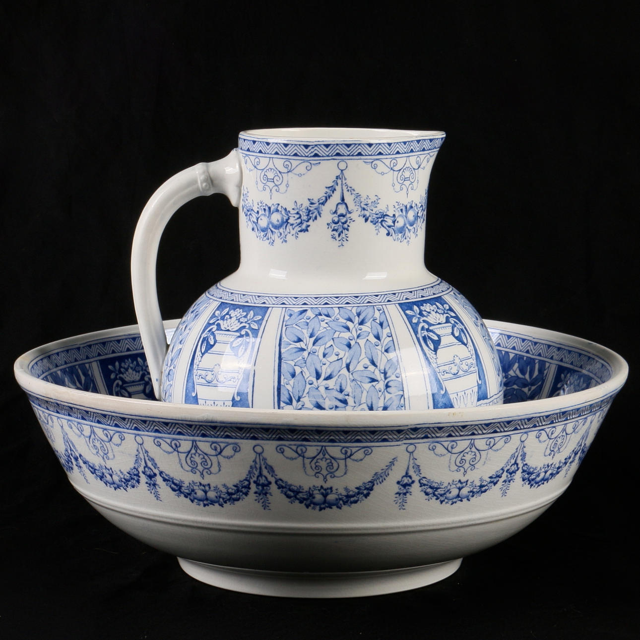 TVÄTTSERVIS, 2 delar, flintgods, "Como", Gustavsberg, 1900-talets första hälft.