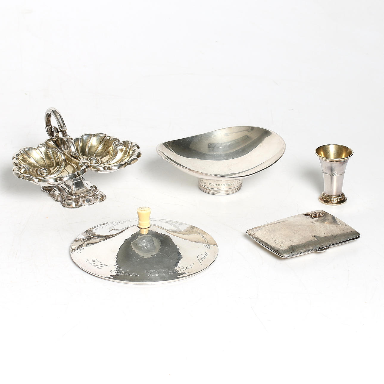 SKÅLAR, 2 st, BÄGARE, LOCK och CIGARETTETUI, silver, bl.a. Tore Eldh, 1900-tal. Bruttovikt 317 gram.
