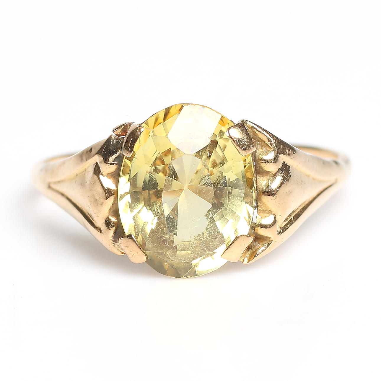 RING, 18k guld med ljusgul sten, Ab Juvelfabriken, Stockholm, 1946. Totalvikt 4 gram.