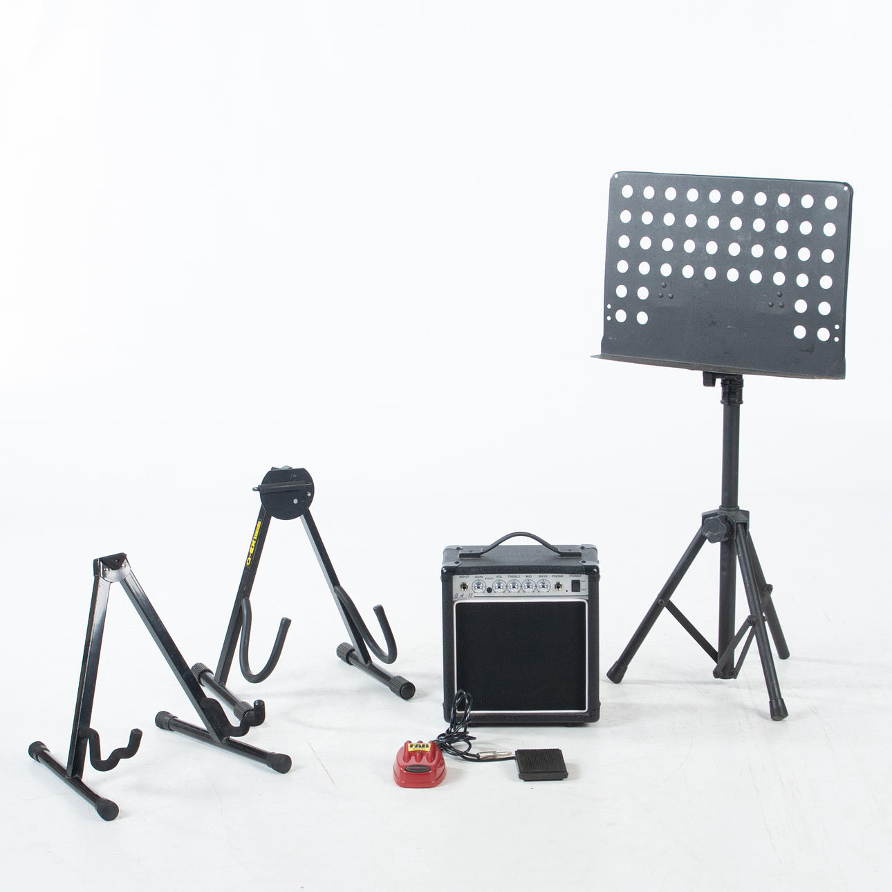 FÖRSTÄRKARE FAB DISTORTION, TVÅ GITARRSTÄLL, NOTSTÄLL, PEDAL.