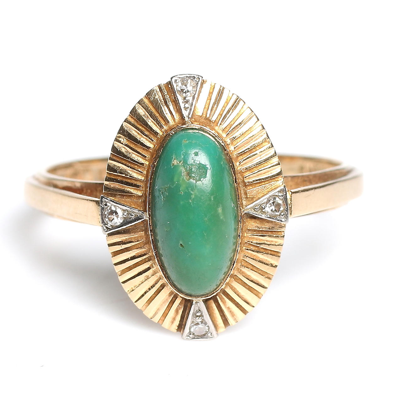 STIGBERT / HERIBERT ENGELBERT. Ring, 18k guld med 4 st diamanter totalt ca 0,03 ct och cabochonslipad nefrit, Stockholm, 1956. Totalvikt 4 gram.