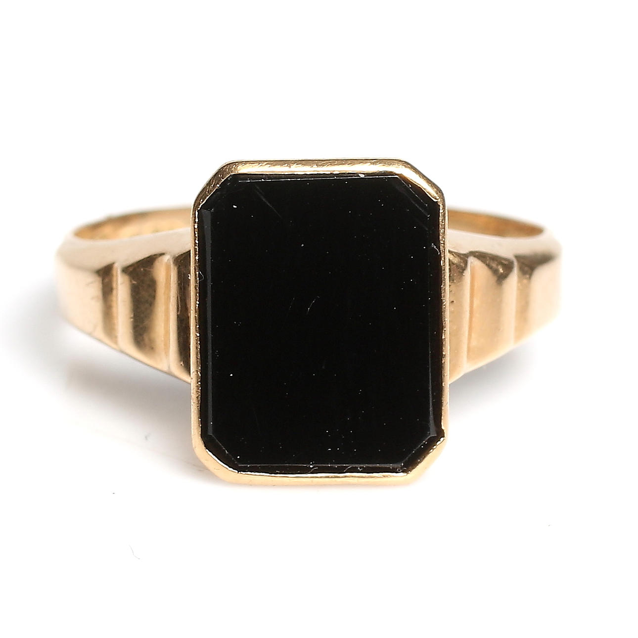 KLACKRING, 18k guld med svart sten, Hallberg Guldvarufabrik Hovjuvelerare, Köping, omkring 1900-talets mitt. Totalvikt 3 gram.