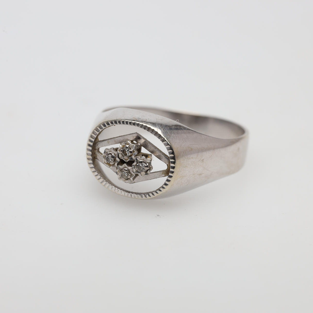 RING 18K, guld, bruttovikt ca 3,8 gram.
