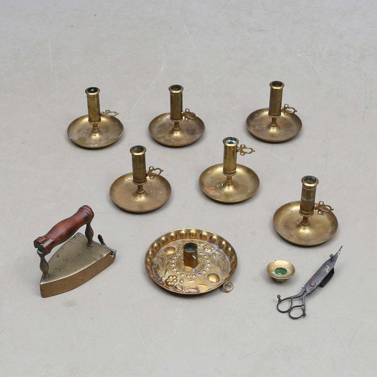 LJUSSTAKAR, LJUSSAX samt STRYKJÄRN, 9 delar, 18 & 1900-tal.