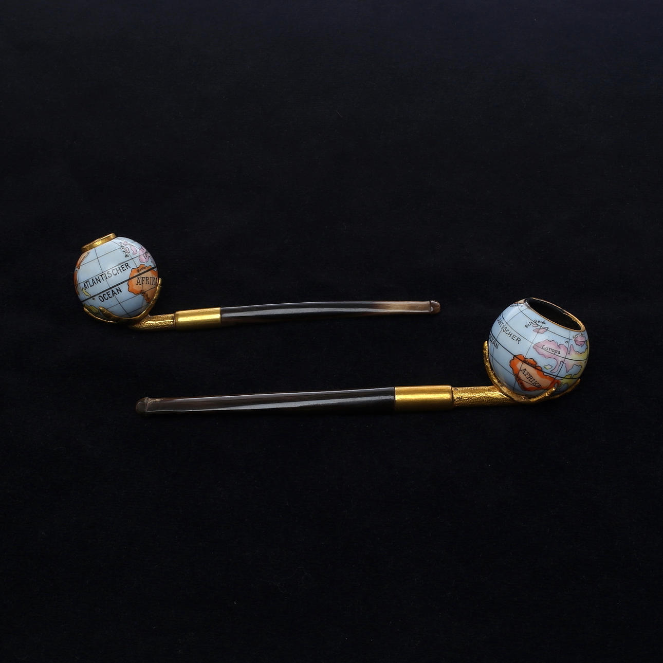 PIPOR, 2 st, piphuvud i form av jordglobar i porslin, Tyskland.