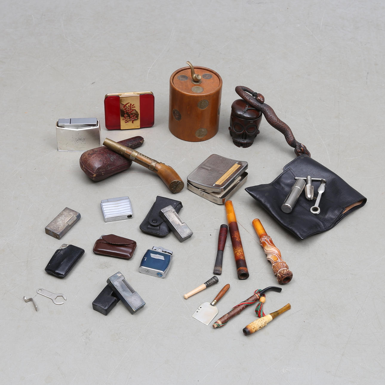 RÖKUTENSILIER, ca 25 delar, tobaksburkar, munstycken, piprensare, tändare mm...