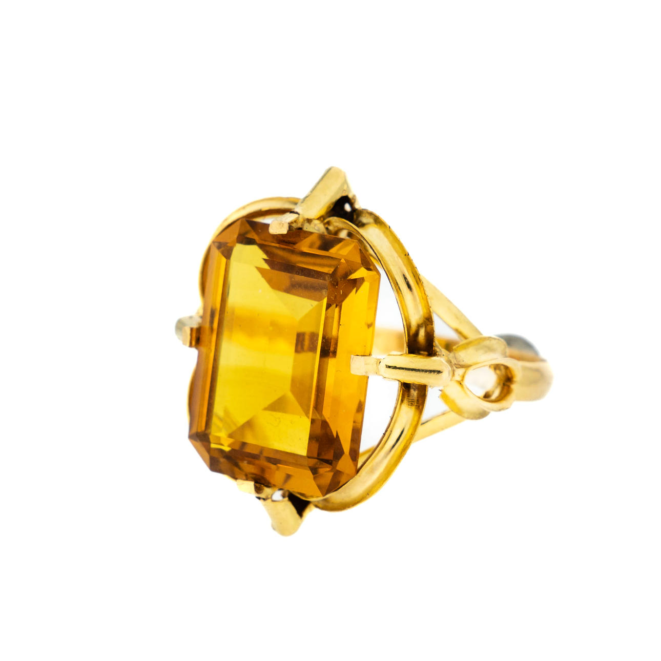 RING. 18K Guld med citrin 1900-tal.