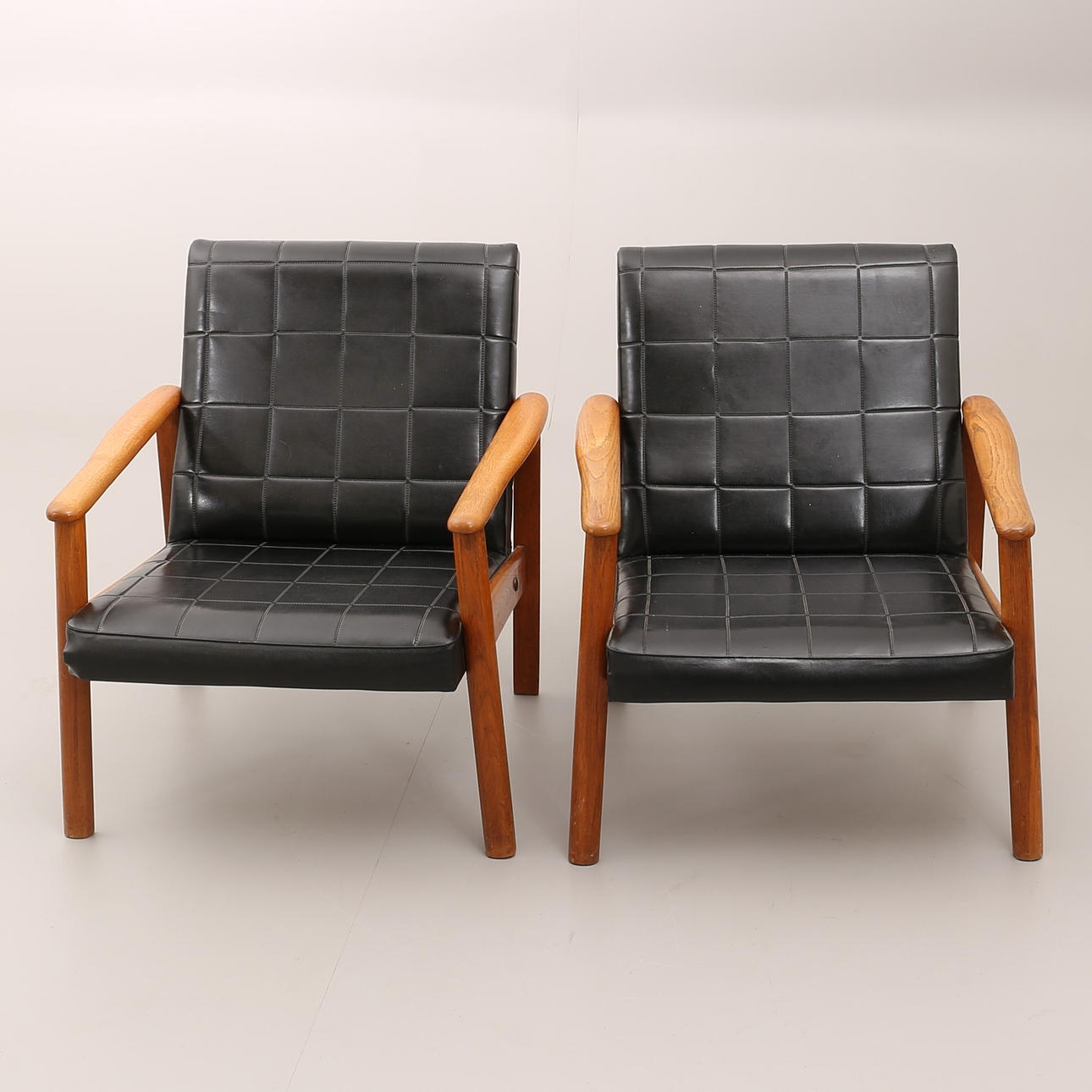 FÅTÖLJER, ett par, teak, galon.