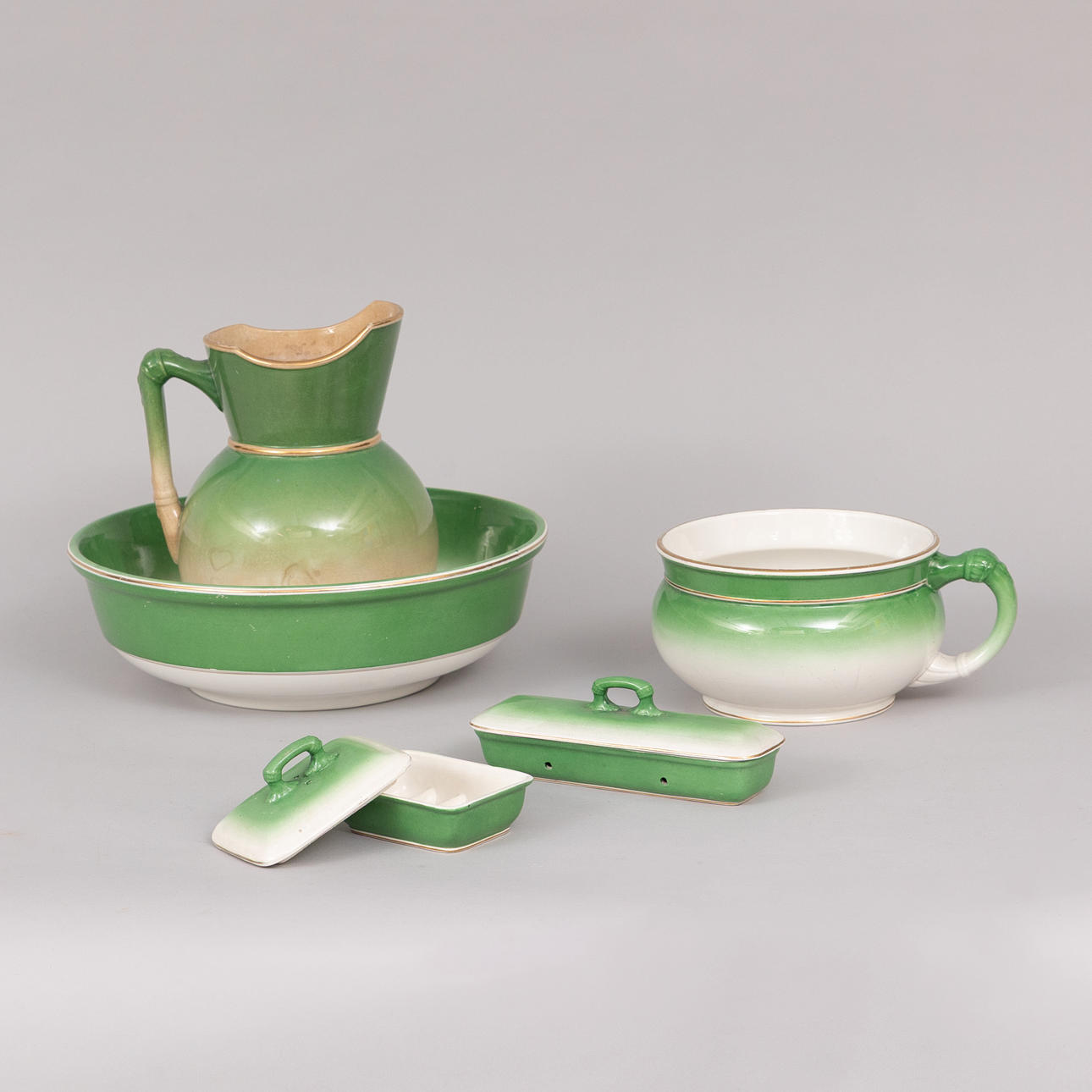 TVÄTTSET, 5 delar. flintporslin, omkring 1900.