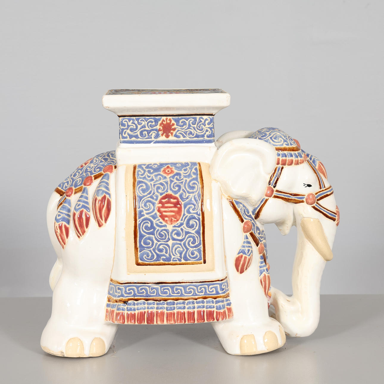 PIEDESTAL, keramik, i form av elefant.