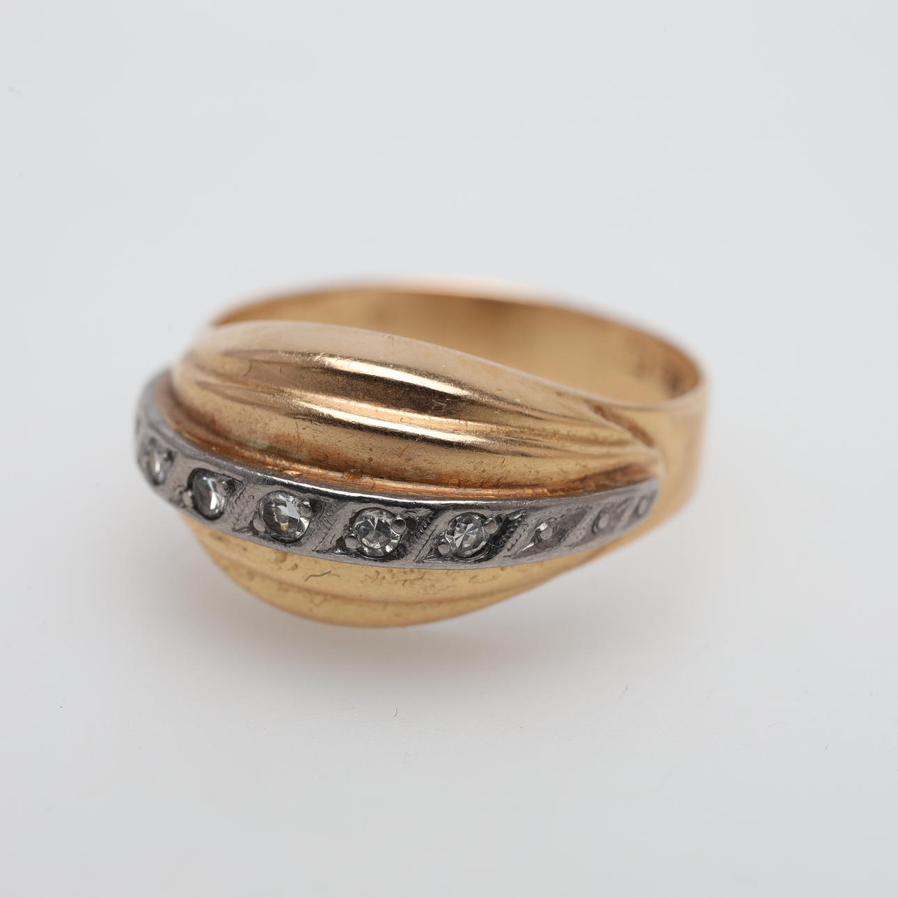 RING 18K, guld, bruttovikt ca 2,7 gram.